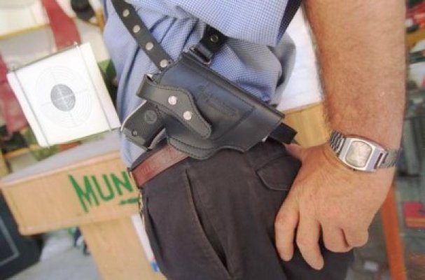 Un poliţist şi-a împuşcat iubita, apoi s-a sinucis